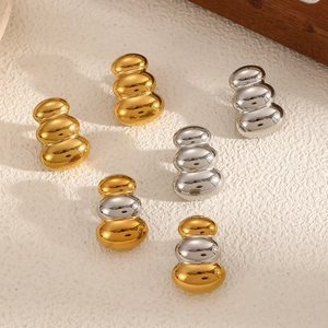 Boucles d'oreilles minimalistes en acier inoxydable doré 18 carats avec trois perles