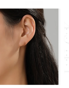 Gros plan d'une puce d'oreille en argent s925 avec pierre bleu ciel sur un mannequin