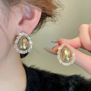 Élégantes boucles d'oreilles goutte d'eau dorées avec perles d'imitation et zircons