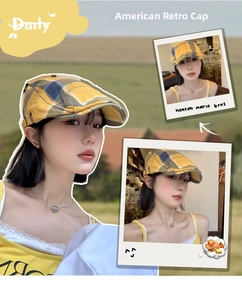 Détail de la casquette plate vintage à carreaux bleus et jaunes au style rétro