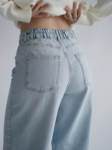 Detailansicht der gewaschenen blauen Jeans mit hohem Bund und elastischem Taillenzug