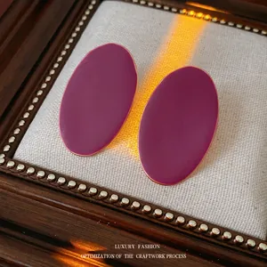 Orecchini a perno ovali vintage in smalto viola con bordo dorato e texture metallica