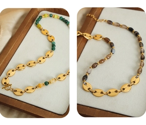 Détail de deux colliers de perles rétro avec maillons grains de café dorés sur velours