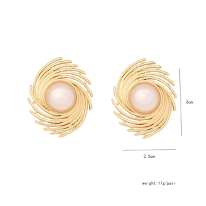 Dettaglio orecchini a spirale dorati con perla, misura 3x2,5cm e peso di 11g al paio