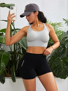 Detail der High-Waist-Sportshorts mit GYMWEAR-Schriftzug und geripptem Sport-BH-Set