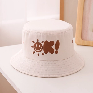 Dettaglio cappello pescatore beige con stampa sole sorridente e cuciture rinforzate