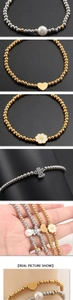 Detalles de pulseras de cuentas doradas y plateadas con dijes de corazón, flor y perla