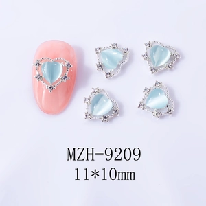 Vue macro de bijoux d'ongles cœur en œil de chat, dentelle argentée et strass, 11x10mm