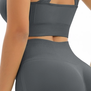 Macro d'un short de yoga gris foncé sans couture à côtes avec taille haute sculptante