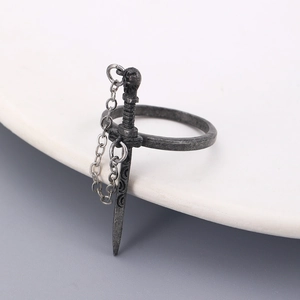 Detail van gotische zwaardring met schedel en kettingen in vintage metalen afwerking