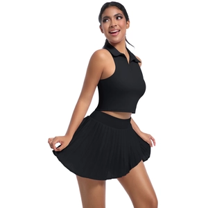 Dettaglio completo completo sportivo nero con polo crop top e gonna da tennis a pieghe