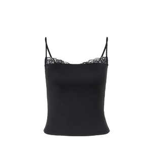 Top caraco noir ajusté avec bordure en dentelle et fines bretelles sur fond blanc