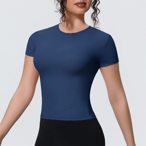 Gros plan du t-shirt de yoga bleu marine ajusté en tissu respirant à séchage rapide