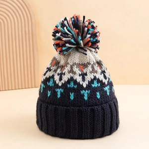 Marineblaue Strickmütze mit bunten Pompons und nordischem geometrischem Muster