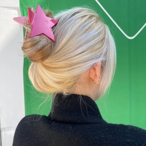 Chic pink star-shaped hair claw clip for women featuring glitter accents and Korean style