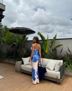 Dettaglio del maxi abito a fascia rosa con stampa floreale blu per uno stile resort
