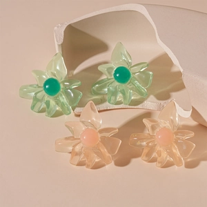 Chic resin flower stud earrings in mint green and soft pink for a sweet spring look