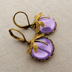 Detailansicht von Vintage-Libellenohrringen mit lila Steinen in antiker Goldoptik