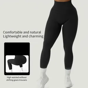 Pantalon de yoga sans couture à fines côtes noires pour femmes en pose fitness