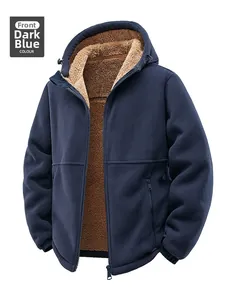 Detail der dunkelblauen Kapuzenjacke mit dickem braunem Fleecefutter und Reißverschluss