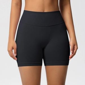 Détail de la taille haute côtelée sur le short de yoga noir sans couture pour femme