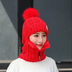 Détail du bonnet en maille rouge avec fermeture éclair métallique et doublure polaire