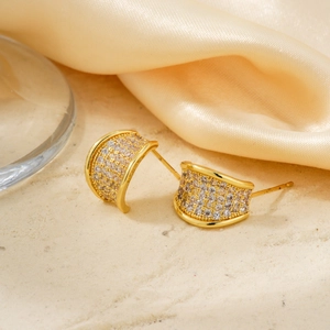 Boucles d'oreilles courbées plaquées or avec micro-pavage de zircons blancs