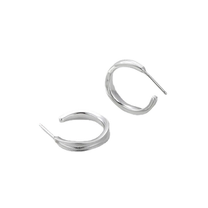 Orecchini a cerchio a C in argento S925 con texture martellata e finitura lucida