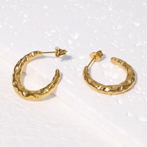 Hammered 18K gold plated stainless steel C-shape earrings for women with butterfly backs