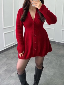 Détail de la robe cardigan en maille rouge avec col en V et boutonnage sur le devant