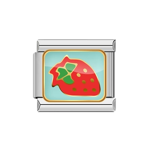 Dettaglio charm italiano con fragola rossa su smalto azzurro e bordo in argento