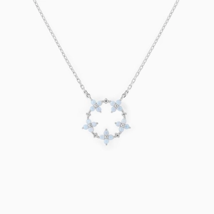 Collier élégant couronne de fleurs argentée avec zircons bleu clair scintillants