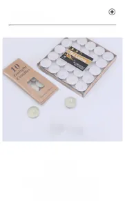 Dettaglio di candele tealight bianche senza fumo in contenitori di alluminio con scatole