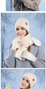 Détail d'un ensemble d'hiver en tricot blanc crème avec bonnet, écharpe et gants