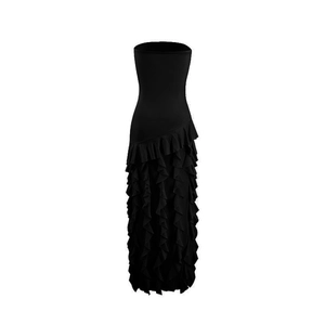 Détail d'une robe de soirée bustier noire avec ourlet à volants et coupe sirène ajustée