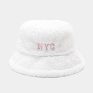 Gros plan d'un bob en peluche blanche avec broderie rose NYC et fausse fourrure douce