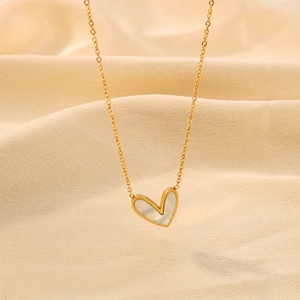 Collana cuore minimalista placcata oro 18 carati con ciondolo in elegante madreperla bianca