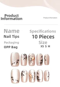 Détail macro d'ongles adhésifs rose champagne œil de chat avec motifs de bambou noir et de papillon