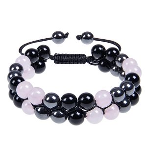 Details des verstellbaren zweilagigen Perlenarmbands mit Amethyst und Hämatitsteinen