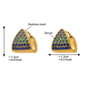 Dettagli di orecchini a triangolo in oro acciaio con zirconi blu sfumati lucidi