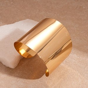 Bracelet manchette large minimaliste en or poli sur pierre blanche pour l'esthétique