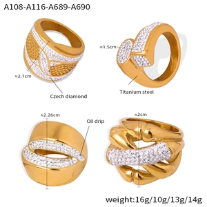 Detalle de anillos de acero de titanio dorado con diamantes checos y texturas tejidas