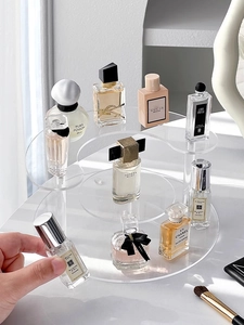 Detailansicht eines mehrstufigen Acryl-Displays mit verschiedenen Parfümflaschen