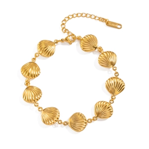 Dettaglio di un bracciale a conchiglia in acciaio inossidabile placcato oro 18K con chiusura
