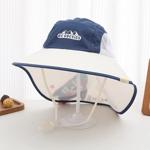 Dettaglio cappello sole bimbo con protezione collo traspirante e stampe a cartoni animati