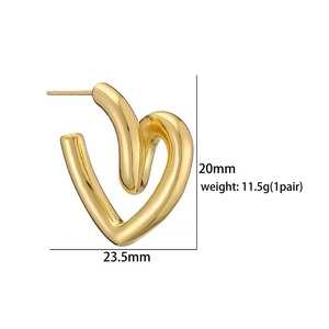 Detailed size view of irregular 18K gold heart studs showing 20mm height and 23.5mm width