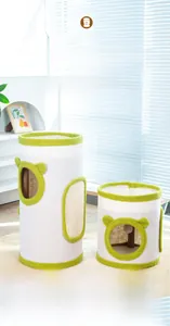 Detalle del barril rascador de sisal con superficie de felpa y bola de juguete colgante
