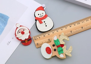 Comparaison de taille de pinces à cheveux de Noël avec père Noël, bonhomme de neige et renne