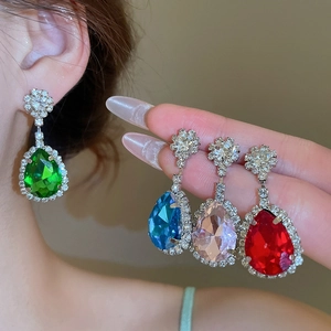Dettaglio di orecchini vintage in cristallo a goccia nei colori verde, blu, rosa e rosso
