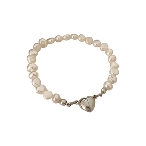 Bracelet élégant en perles baroques naturelles avec fermoir magnétique coeur argenté